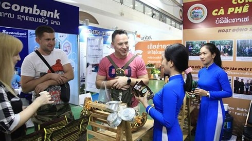 Visitors at a Vietnamese booth at the event (Photo: VOV)