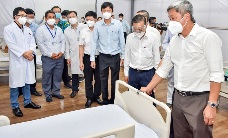 With a scale of 1,000 beds, the hospital specialises in collecting, screening, quarantining, first aid, care, monitoring and treatment for mild, moderate and severe COVID-19 patients.