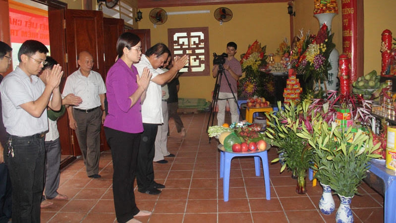 Delegates offer incense in commemoration of the Vi Xuyen martyrs (Photo: vietnamnet.vn)