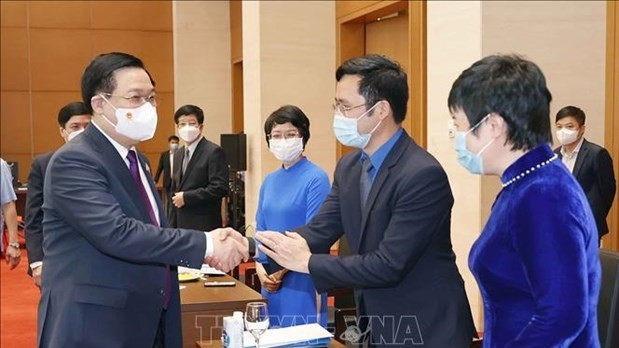 Chairman of the National Assembly (NA) Vuong Dinh Hue meets with participating physicians. (Photo: VNA)