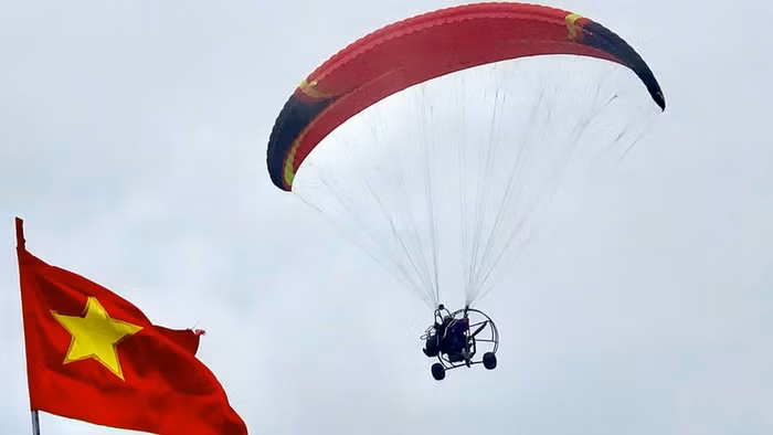 The event attracted the participation of 100 domestic and foreign fliers. (Photo: NDO)