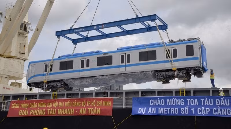 A train car is being unloaded from the cargo vessel. (Photo: VOV)
