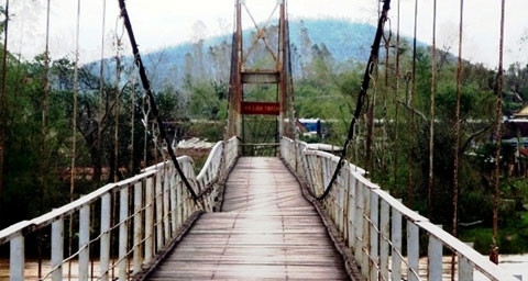 The Hoa Thanh bridge in Minh Hoa district is unsafe.