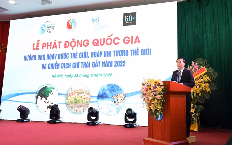 Minister of Environment and Natural Resources Tran Hong Ha speaks at the meeting.