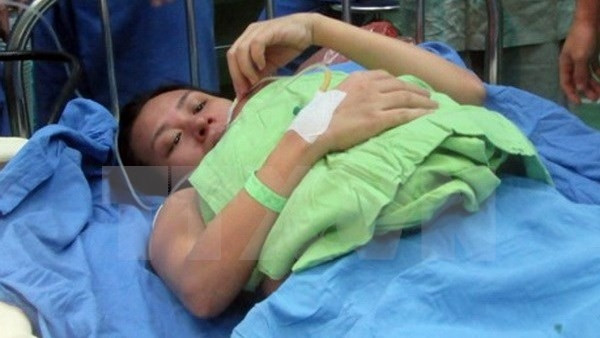 Skin-to-skin contact transfers lifesaving warmth, placental blood and protective bacteria from the mother to the newborn. (Credit: VNA)
