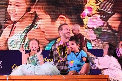 Nick Vujicic surrounded by Vietnamese children at the event (Photo: doanhnhansaigon.vn)