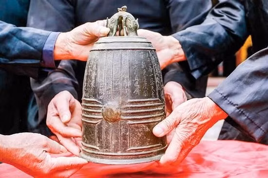 The bell is a unique antique and the only of its kind dating back to the Ngo Dynasty (10th century) that has been found in Vietnam so far.