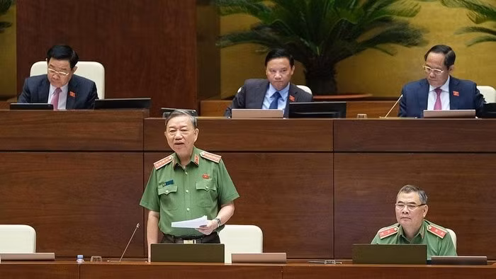 Minister of Public Security To Lam speaks at the session. (Photo: quochoi.vn)