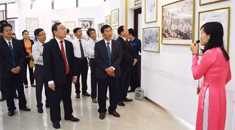 Leaders of Thua Thien – Hue province visiting the exhibition (Credit: thuathienhue.gov)
