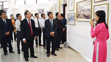 Leaders of Thua Thien – Hue province visiting the exhibition (Credit: thuathienhue.gov)