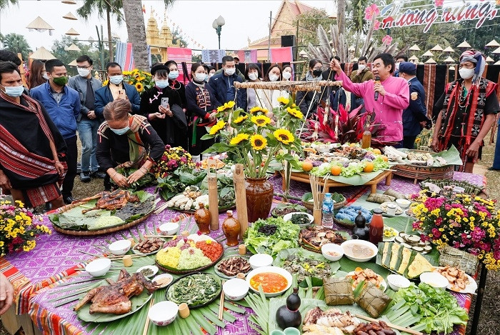 Signature dishes of ethnic people are being served at the village (Photo: baodantoc.vn)