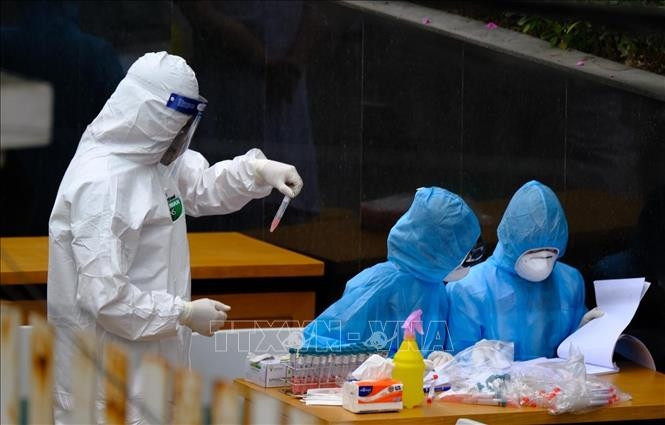 Blood samples are taken for coronavirus testing at Hanoi's Bach Mai Hospital. (Photo: VNA)