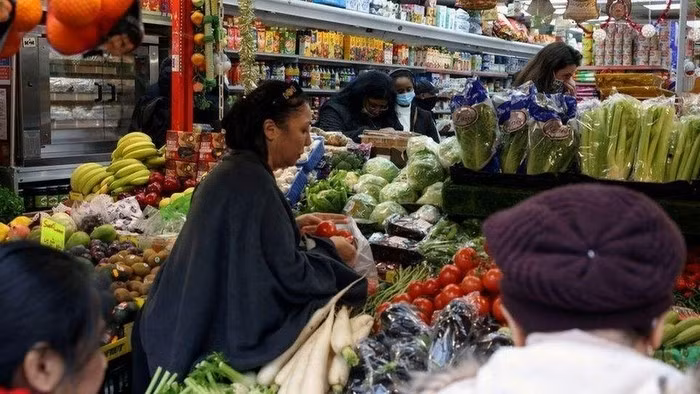 People shop at a supermarket in London, Britain December 24, 2021. (Photo: REUTERS)