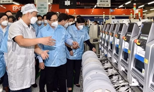Prime Minister Pham Minh Chinh (second from left) visits the factory of the Samsung Electronics Vietnam Co. Ltd in Thai Nguyen province. (Photo: VNA)