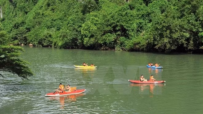 Tourists are rowing on Chay river, in the central province of Quang Binh. (Credit: VNA)