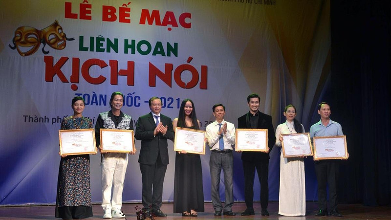 Gold medallists honoured at the closing ceremony. (Photo: NDO/Thien Vuong)