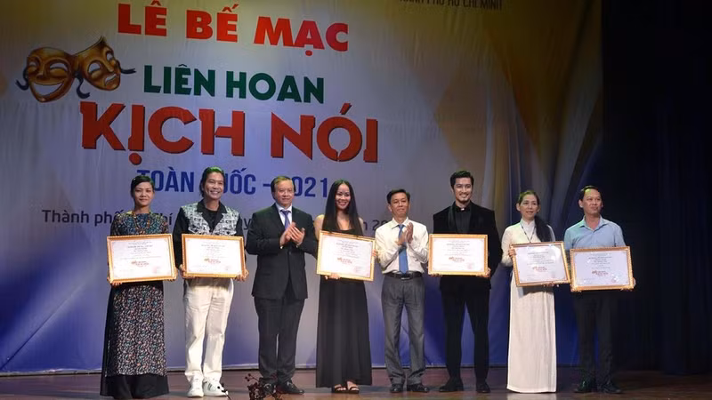 Gold medallists honoured at the closing ceremony. (Photo: NDO/Thien Vuong)