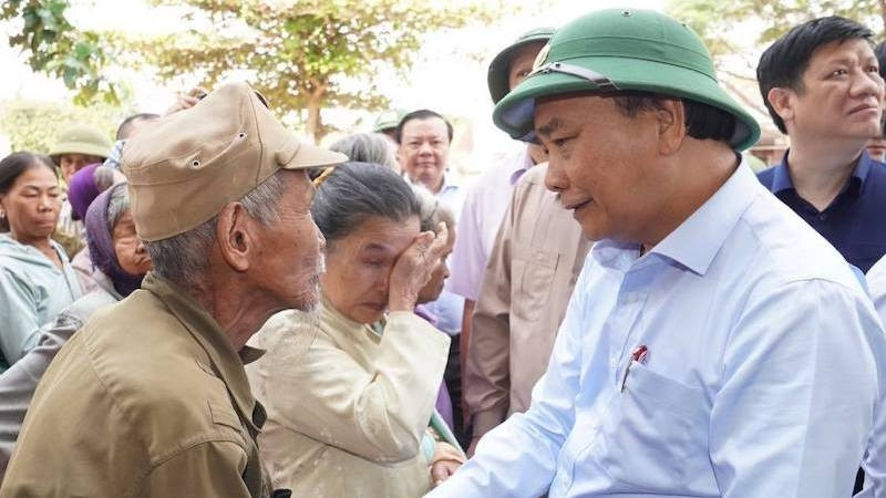 PM Nguyen Xuan Phuc at the meeting shares in the losses to flood-hit residents.