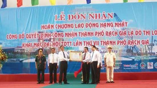 Deputy Prime Minister Vu Van Ninh presenting the Labour Medal, first class, to leaders of Rach Gia city