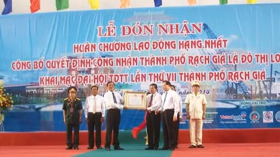 Deputy Prime Minister Vu Van Ninh presenting the Labour Medal, first class, to leaders of Rach Gia city