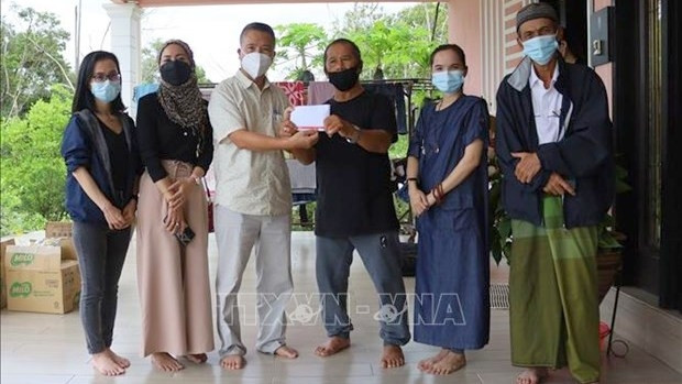 Relief packages are delivered to needy Vietnamese Cham people in Charating, Pahang, Malaysia by the Vietnamese Embassy and Thuong Le charity group on February 26. (Photo: VNA)