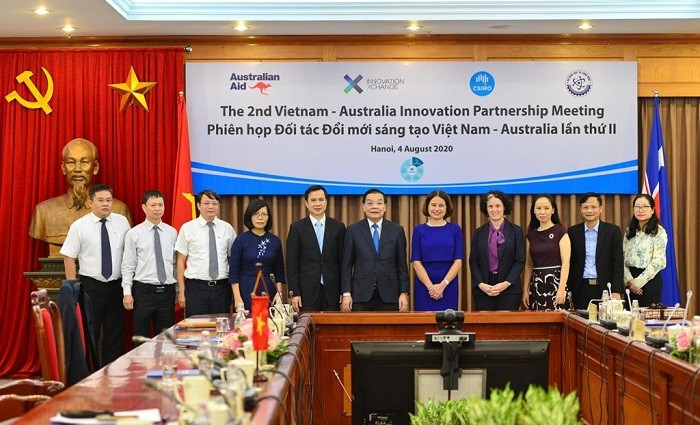 Australian Ambassador to Vietnam Robyn Mudie (fifth from right), Minister of Science and Technology Chu Ngoc Anh (sixth from right) and some delegates at the second Vietnam-Australia Innovation Partnership Meeting in Hanoi on August 4.