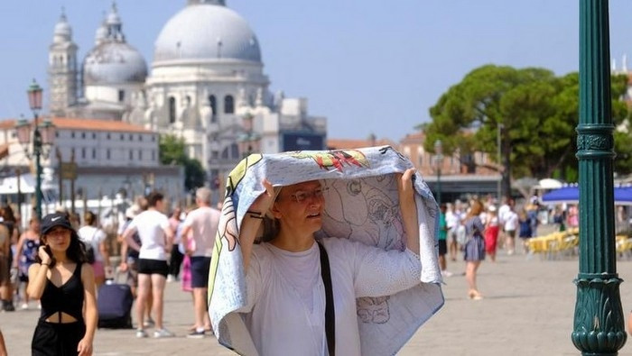 People cool off on a hot day in Venice, Italy on July 16, 2022. (Photo: Reuters)