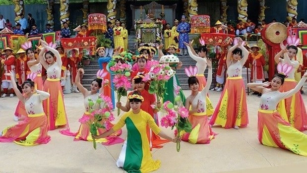 At a ritual procession of the goddess statue from the top of Sam mountain to the shrine as part of the festival. (Photo: baoangiang.com.vn)