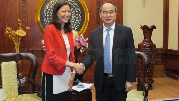 Secretary of Ho Chi Minh City municipal People’s Committee Nguyen Thien Nhan (right) receives the Intel Products Vietnam General Director Sherry Boger. (Credit: hcmcpv.org.vn)