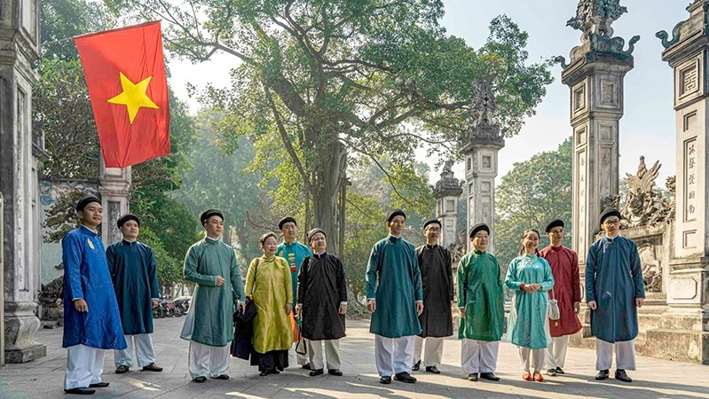 The beauty of five-flap Ao Dai