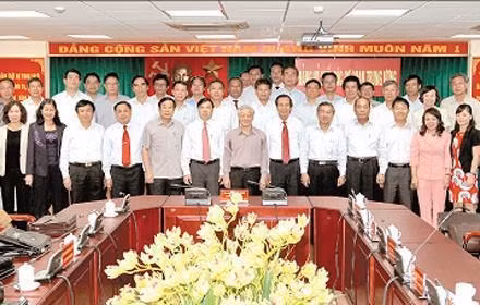 Party General Secretary Nguyen Phu Trong with delegates at the session