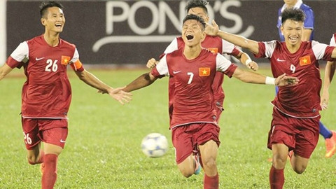 Vietnamese players celebrate their victory against U-21 Thailand.
