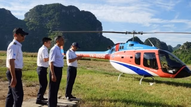 Staff from the Northern Vietnam Helicopter Company prepare to welcome tourists on board at Trang An pier. (Photo: NDO/Le Hong)