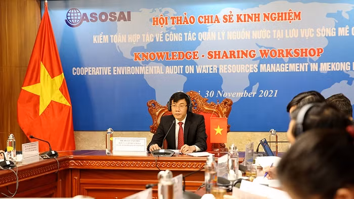 Deputy Auditor General of Vietnam Doan Anh Tho chairs the webinar. (Photo: sav.gov.vn)