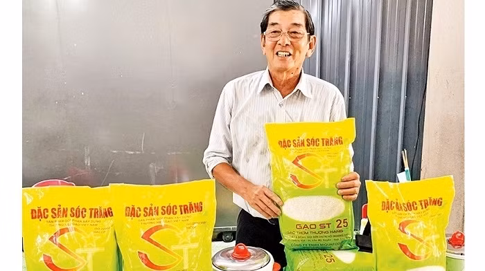 Engineer Ho Quang Cua and the world's best rice coded ST25. (Photo: Huu Duc)
