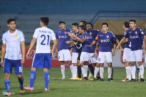 Hanoi FC (in blue) are likely to conclude the first leg of the 2018 V.League without losing a game.