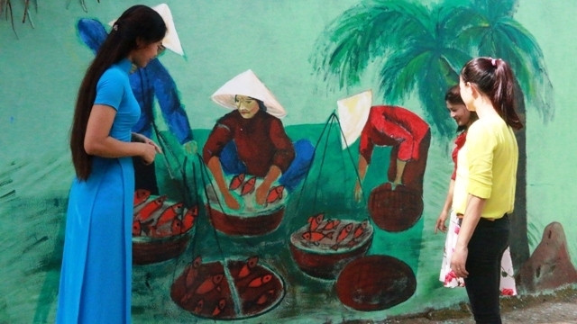 The project has brought a colourful new look to houses in the coastal fishing village of Tam Thanh. (Credit: NDO)
