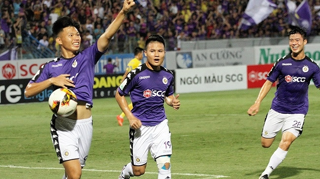 Hanoi FC players celebrate Pham Van Thanh's opening goal against Sanna Khanh Hoa BVN.
