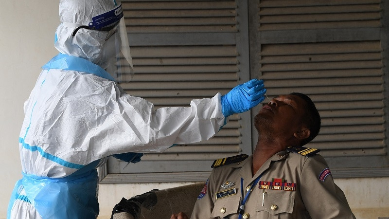 A health worker collects sample for COVID-19 testing from a man in Phnom Penh, Cambodia. (AFP/VNA)