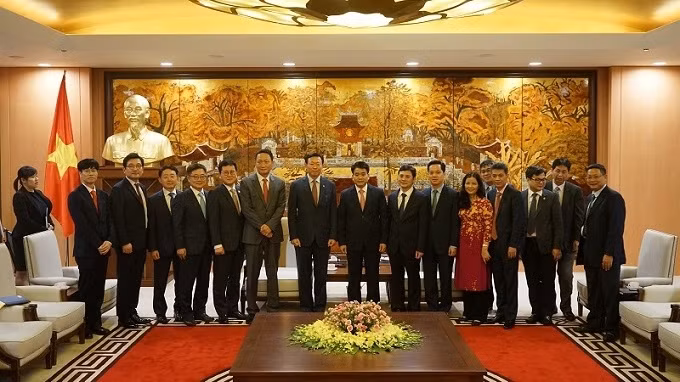 Chairman of the Hanoi People’s Committee Nguyen Duc Chung poses with the RoK guests at the reception on December 3.