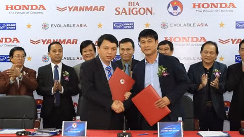 VFF General Secretary Le Hoai Anh and trainer Nguyen Huu Thang at the signing ceremony in Hanoi on March 3. (Credit: thethaovietnam.vn)