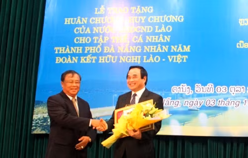 Chairman of the Da Nang People’s Committee Van Huu Chien receives the Lao noble Order of Isala (Photo: danang.gov.vn)