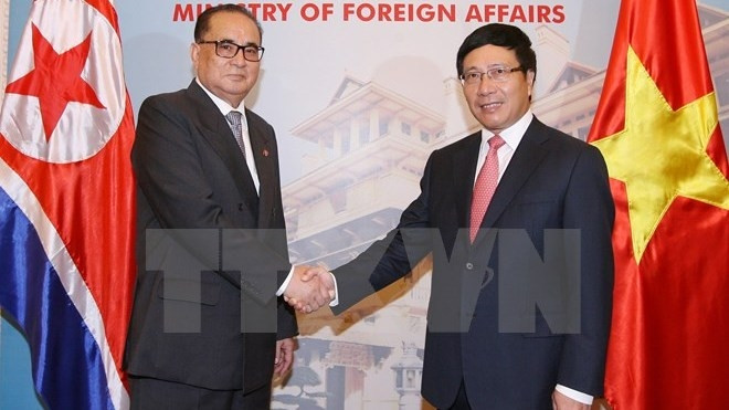 Deputy Prime Minister and Foreign Minister Pham Binh Minh (right) welcomes DPRK Foreign Minister Ri Su-yong in Hanoi in August 2014 (Photo: VNA)