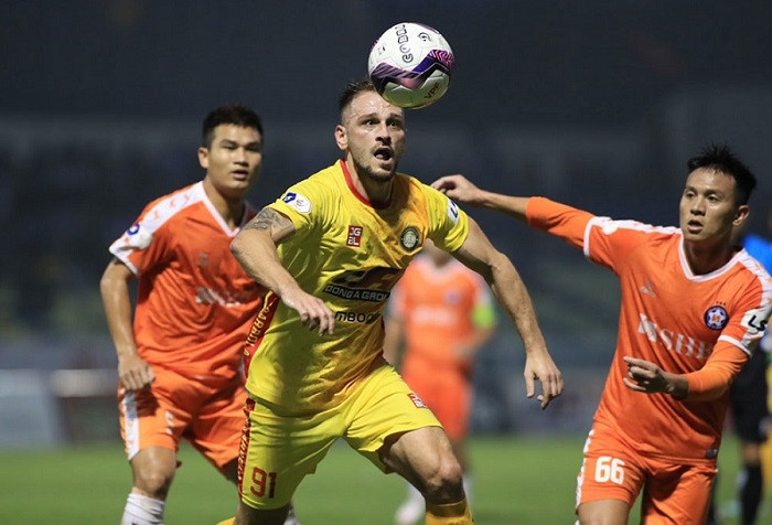 V.League 1-2021 - Matchweek 6 - Thanh Hoa FC vs SHB Da Nang - Thanh Hoa Stadium - March 29, 2021 Players of the two teams vie for the ball. (Photo: VPF)