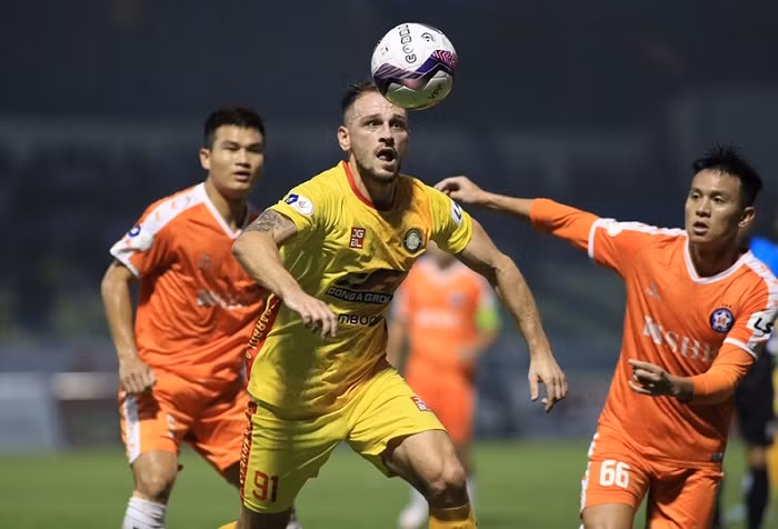 V.League 1-2021 - Matchweek 6 - Thanh Hoa FC vs SHB Da Nang - Thanh Hoa Stadium - March 29, 2021 Players of the two teams vie for the ball. (Photo: VPF)