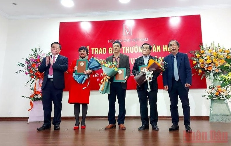 The winners receive prizes at the ceremony
