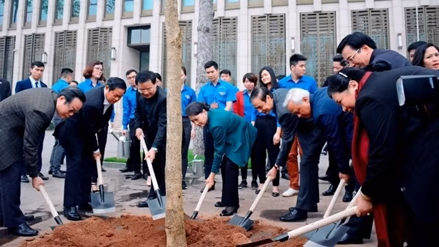 NA Chairwoman Nguyen Thi Kim Ngan and other delegates plant 40 Ban flower trees. 