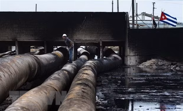 The severe fire at Cuba’s largest oil storage facility kills 16 people and injures 132 others. (Photo: AFP/VNA)
