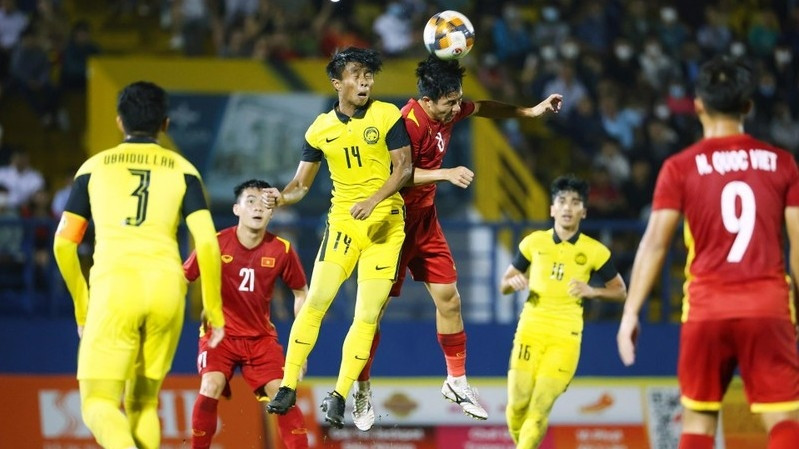 Van Tu opens the score with a header. (Photo: VFF)