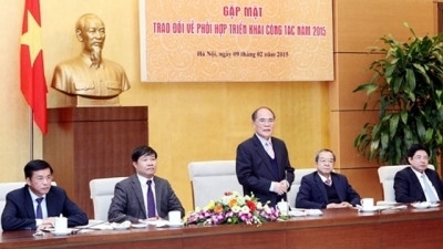 NA Chairman Nguyen Sinh Hung speaks at the meeting. (VNA)